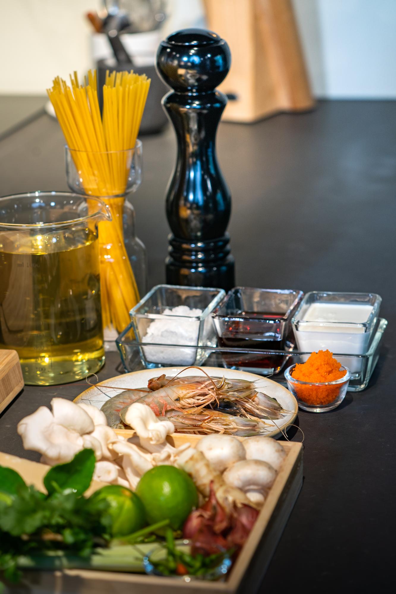 Tavolo con ingredienti e strumenti di cucina